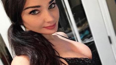 Sexy brunette woman wants a Tinder sex plan